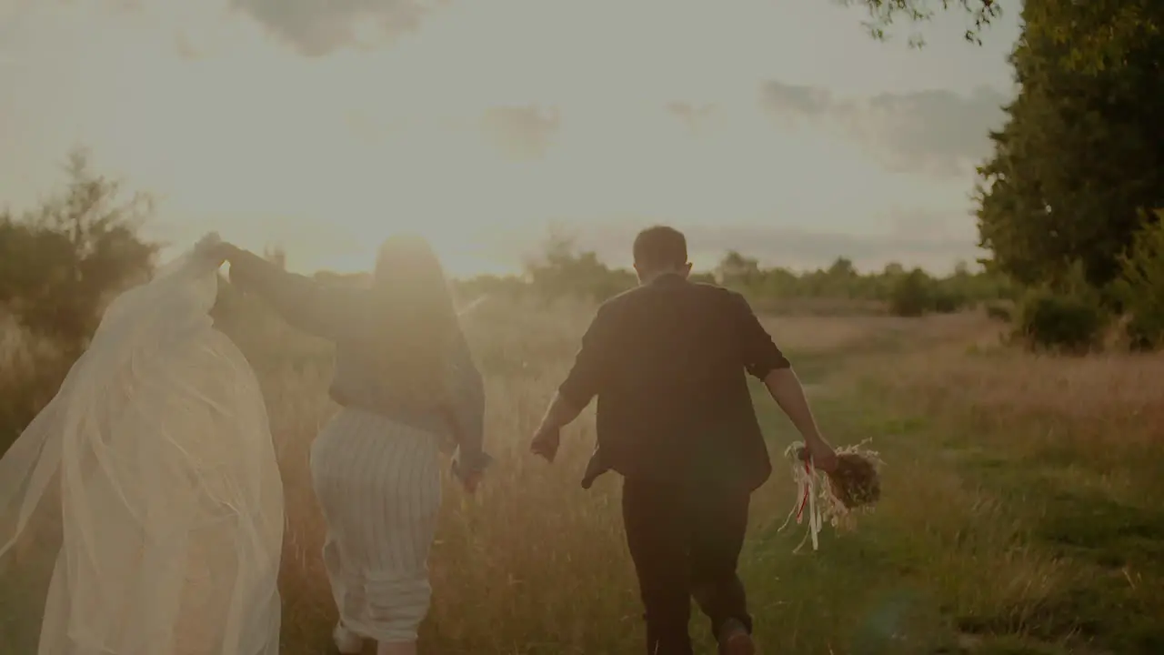 Attractive Carefree Young Couple Walking And Smiling On Holiday 4