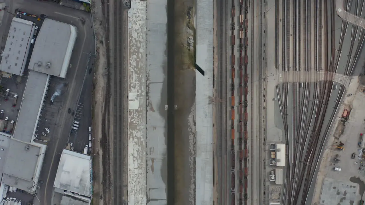 Antenne Overhead Vogelperspektive Auf Den Los Angeles River Mit Wasser Auf Bewölktem Bedecktem Himmel Neben Bahngleisen