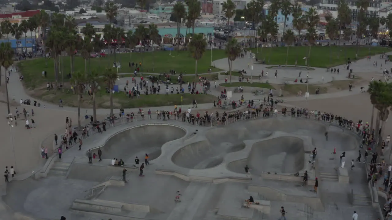 Antenne Over Venice Beach Skatepark Mit Besuchern Und Skatern Skaten Sonnenuntergang Los Angeles Kalifornien