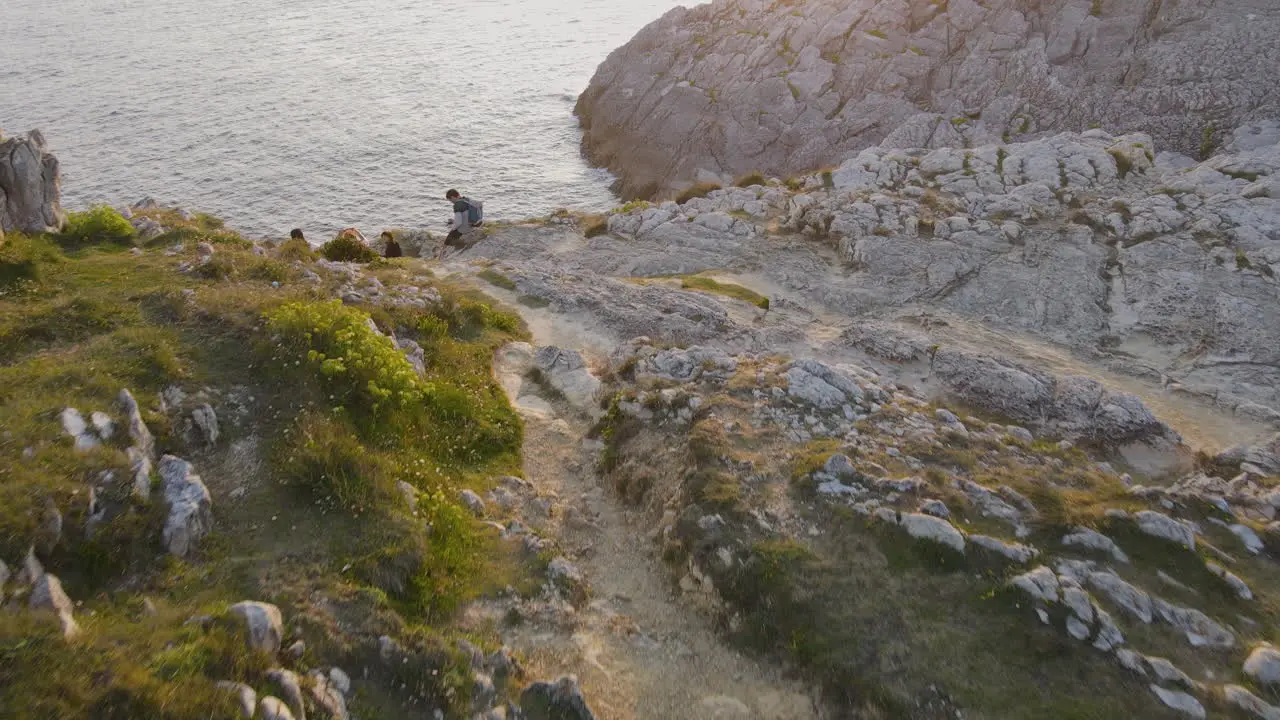 Luftaufnahme Der Felsigen Küste Während Eine Gruppe Von Menschen Die Schöne Landschaft Einer Klippe Genießt