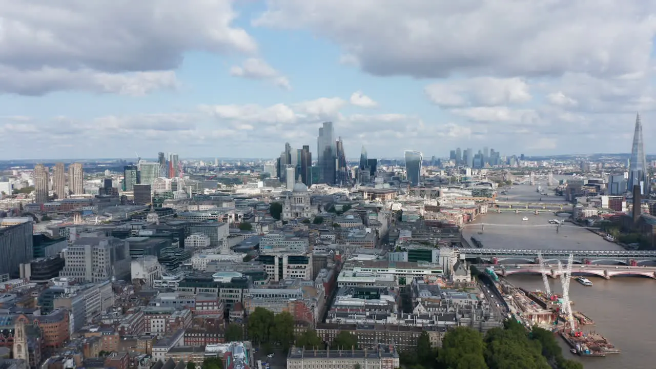 Vorwärts Fliegen über Dem Stadtteil Entlang Der Themse Auf Dem Weg Zu Einer Gruppe Von Wolkenkratzern Im Finanzzentrum Der Stadt London Vereinigtes Königreich