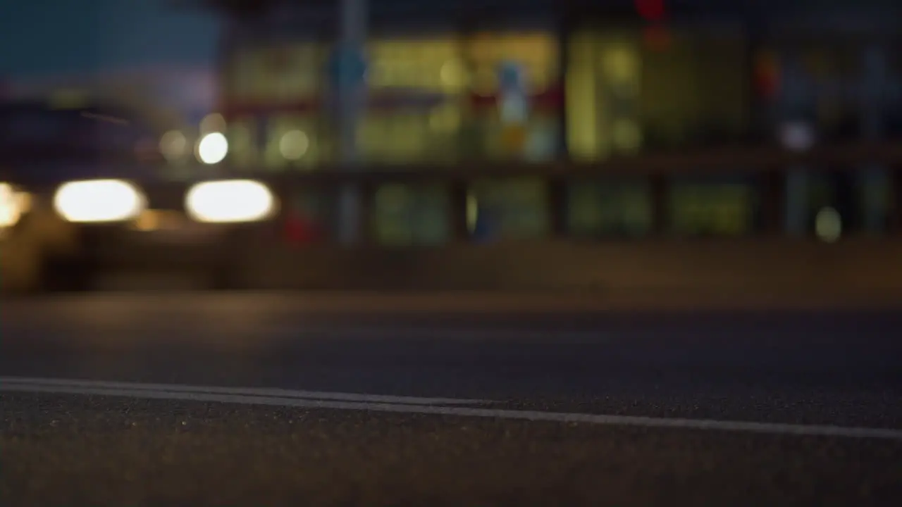 Autos Die Abends In Nahaufnahme Auf Der Stadtautobahn Fahren Schnelle Fahrzeuge Rasen Auf Der Straße