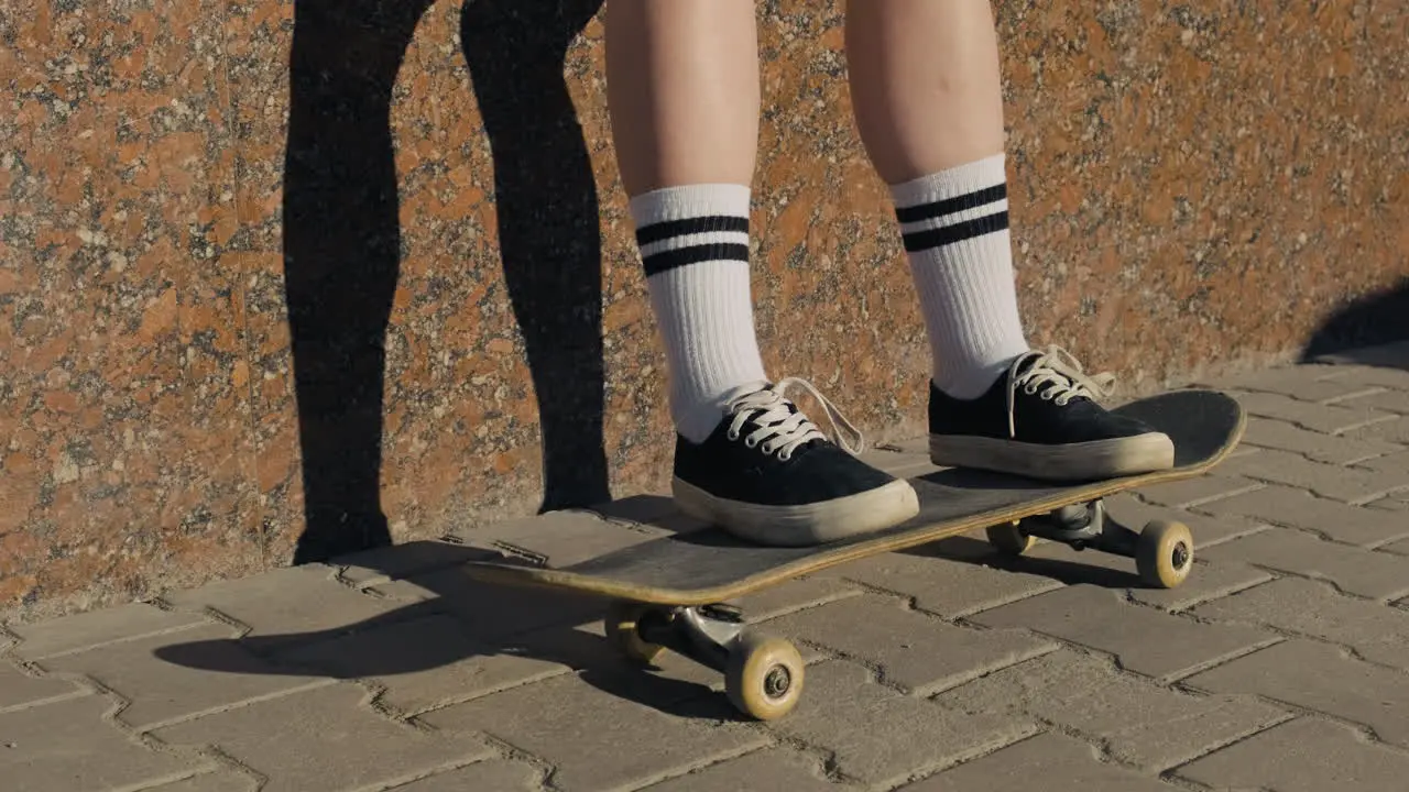 Die Füße Eines Nicht Erkennbaren Skatermädchens Auf Einem Skateboard 1