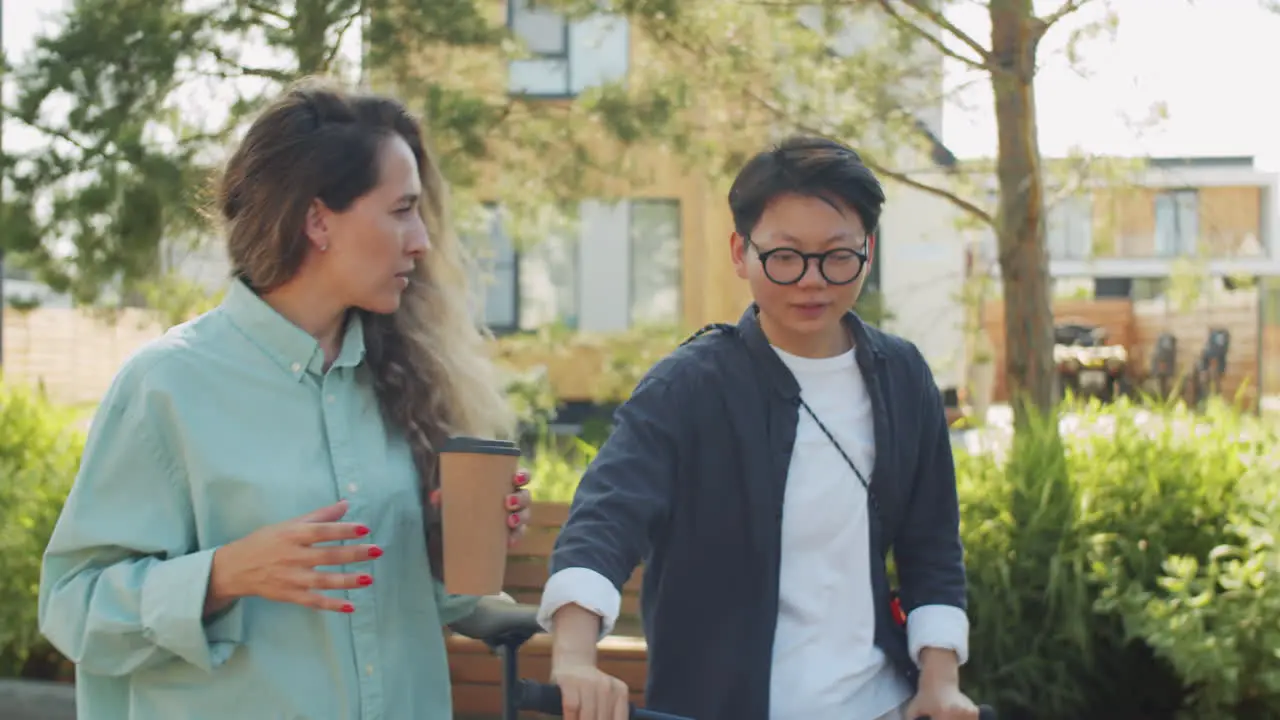 Asiatische Und Kaukasische Frauen Wachen Im Park Auf Und Sprechen