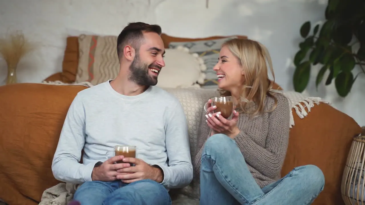 Schönes Paar Hat Ein Gespräch Und Eine Tasse Heiße Schokolade Die An Einem Wintertag Auf Dem Boden Des Schlafzimmers Sitzt