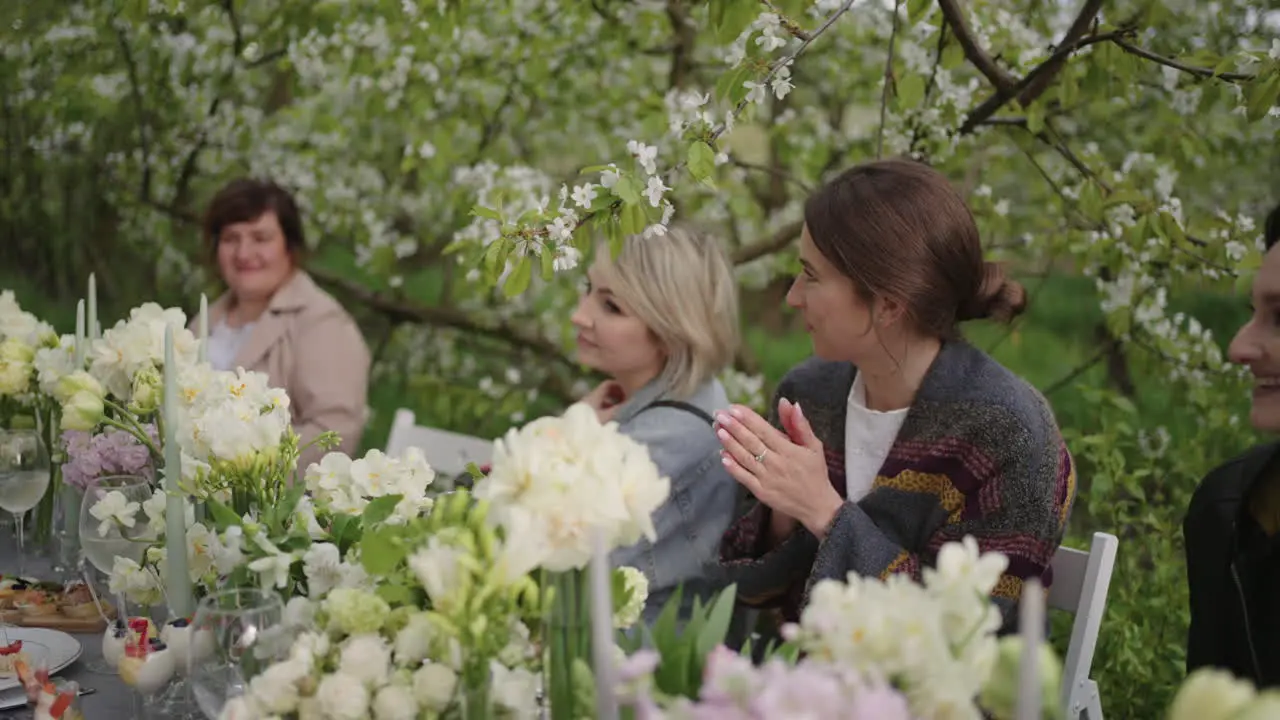 Fröhliche Gäste Jubeln Und Applaudieren Einer Gartenparty Unter Freiem Himmel Im Blühenden Obstgarten Am Frühlingstag