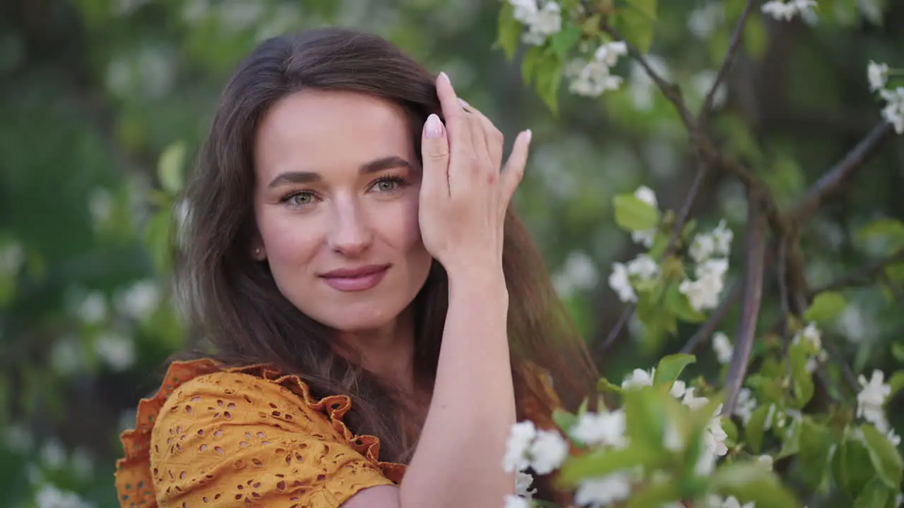 Attraktive Zarte Dame Im Blühenden Garten Im Frühling Porträt In Der Zärtlichkeit Und Schönheit Des Obstgartens