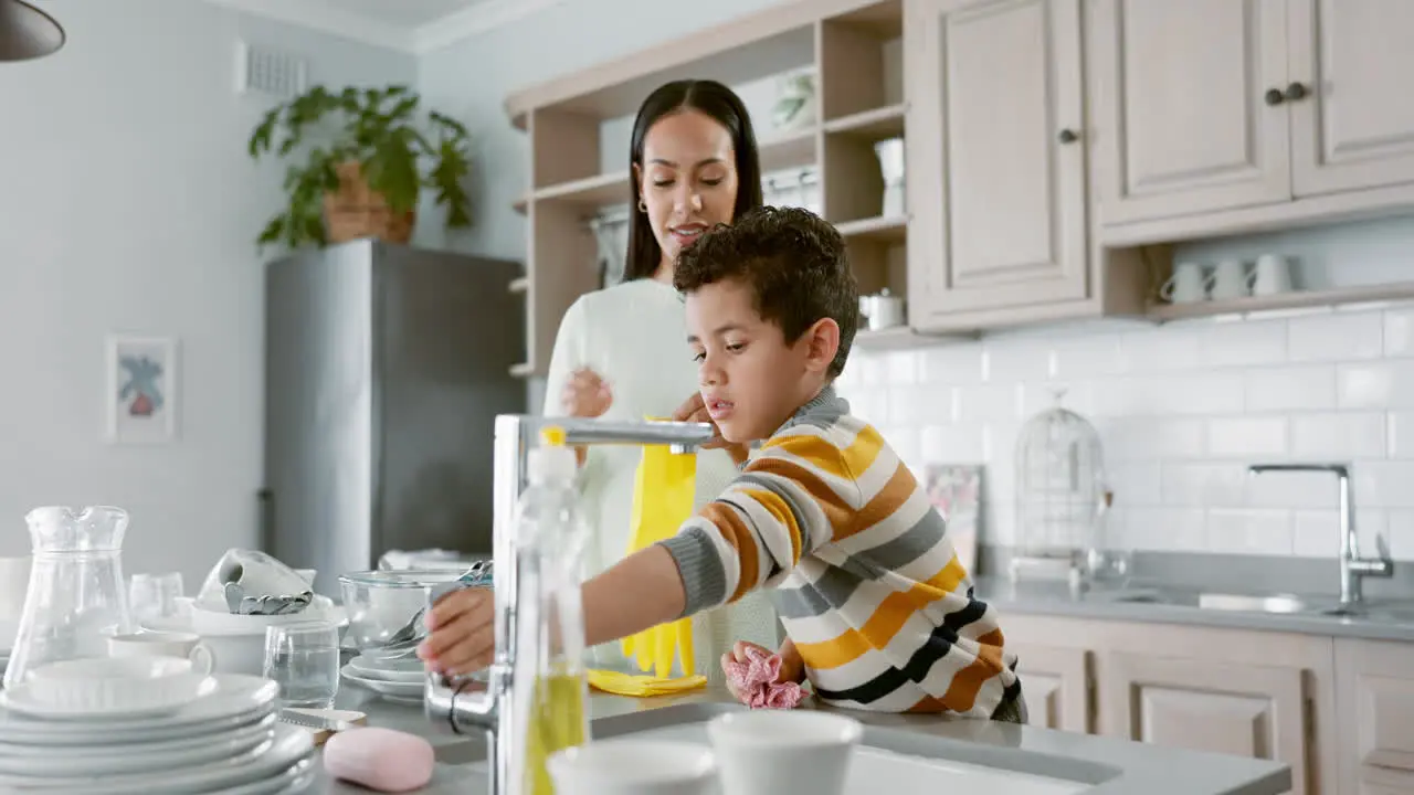 Mom teaching kid and cleaning the dishes