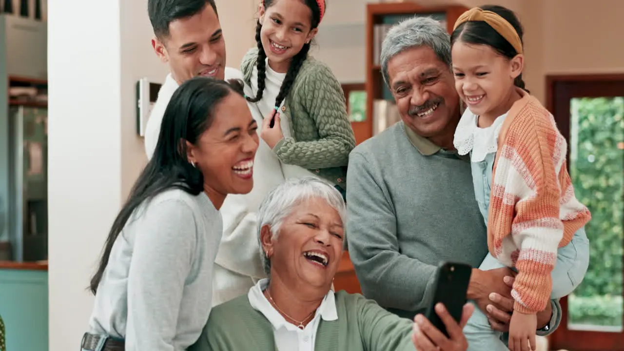 Selfie meme and a big family laughing in a house