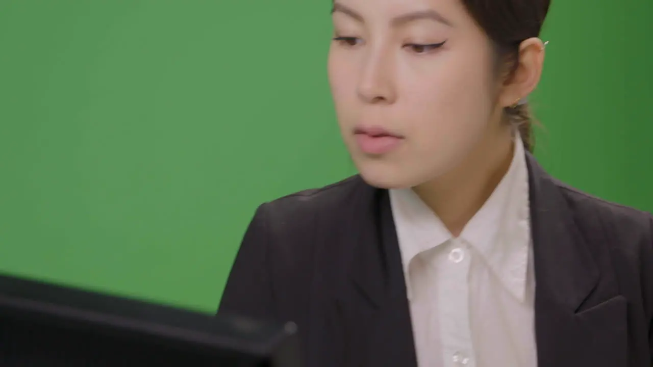 CU Businesswoman Working on Computer