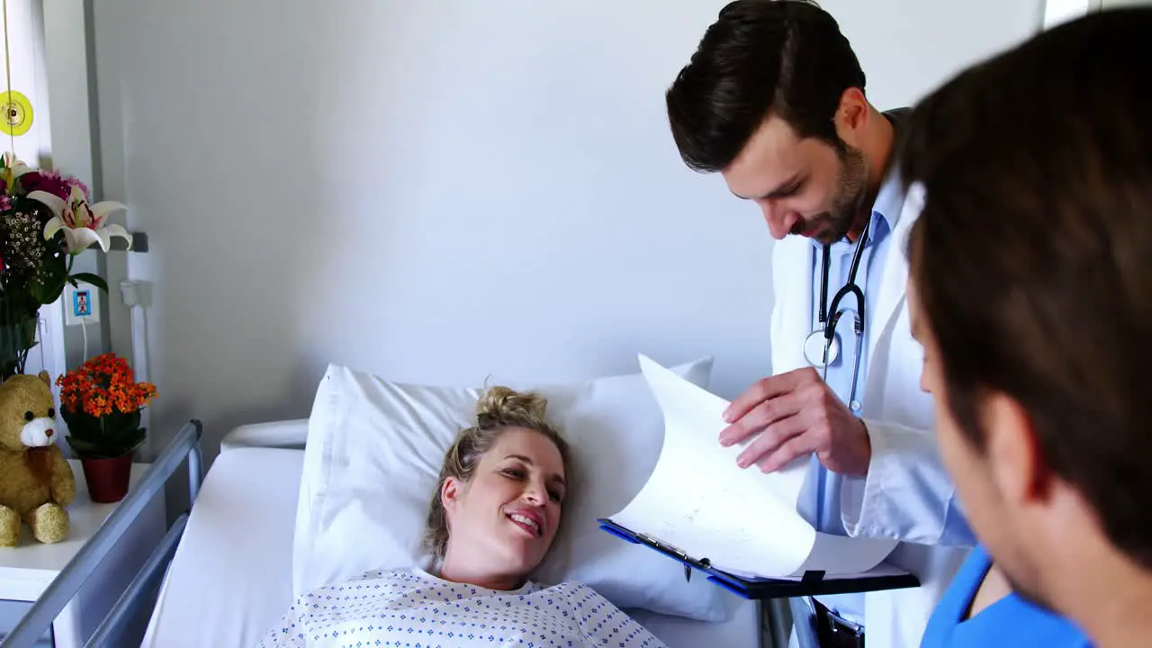 Team of doctors interacting with the pregnant woman