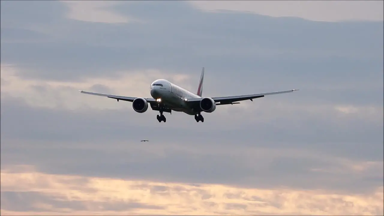 EK Boeing 777 Landing