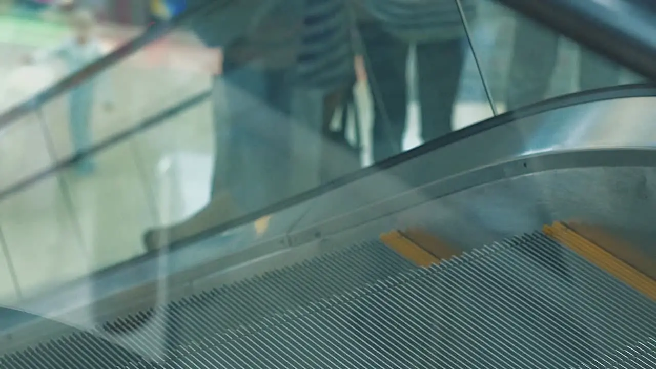 People in the supermarket are climbing the escalator