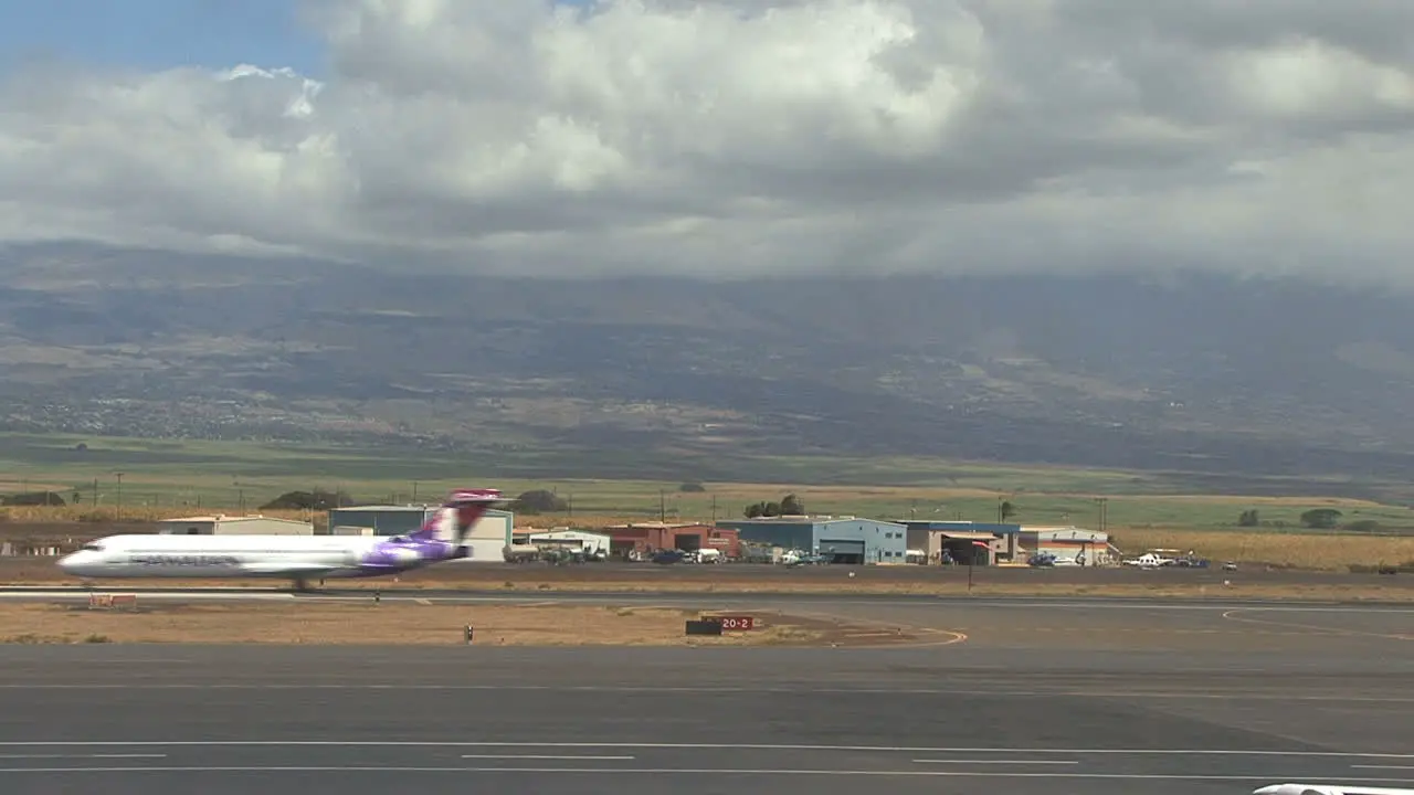 Maui plane taxis down the runway