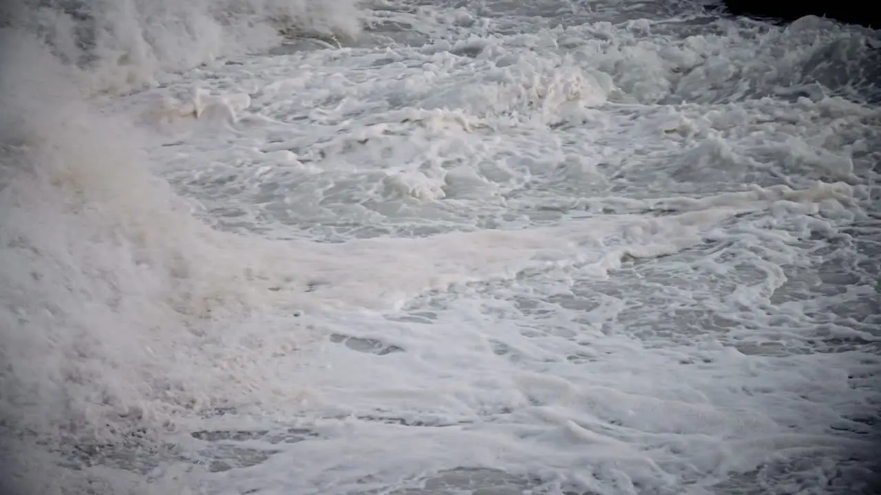 Large waves roll into the coast of Hawaii in slow motion 1