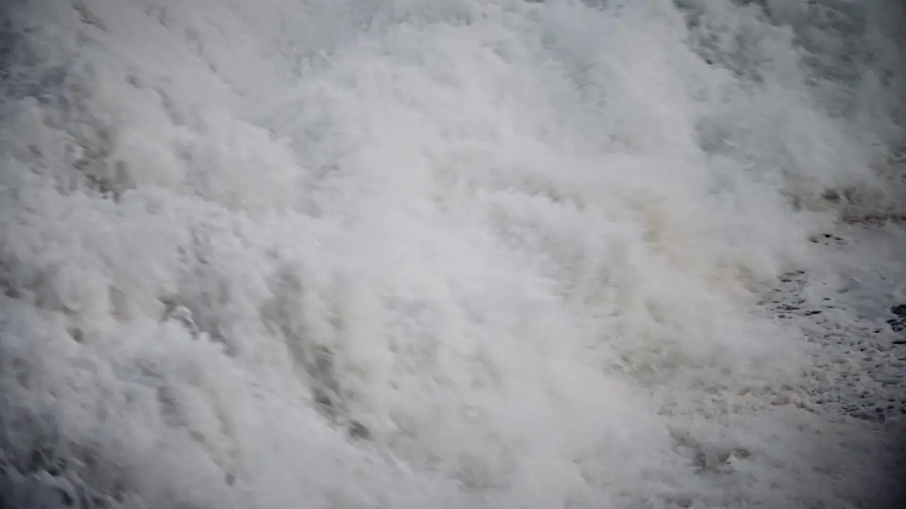 Large waves roll into the coast of Hawaii in slow motion