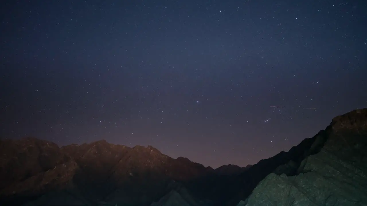 Experience the breathtaking Hajar Mountains at night through a mesmerizing timelapse video in Hatta