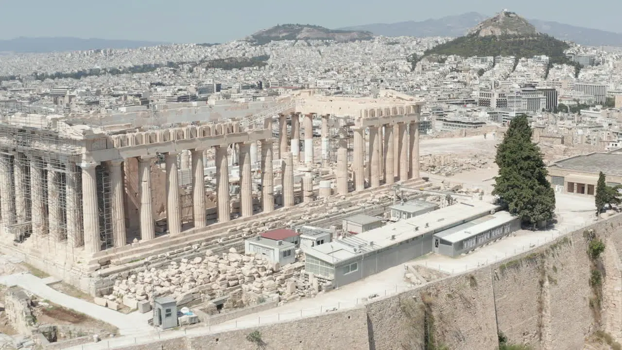 Cerrar Vuelo Aéreo Sobre La Acrópolis En La Montaña Sobre Atenas Grecia A La Luz Del Día