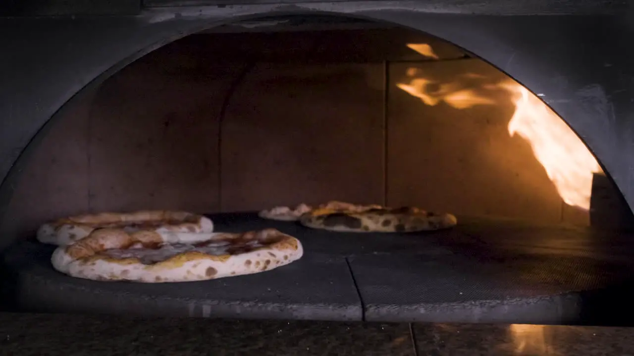 Pizzas Girando En El Horno De Piedra En La Cocina De Un Restaurante