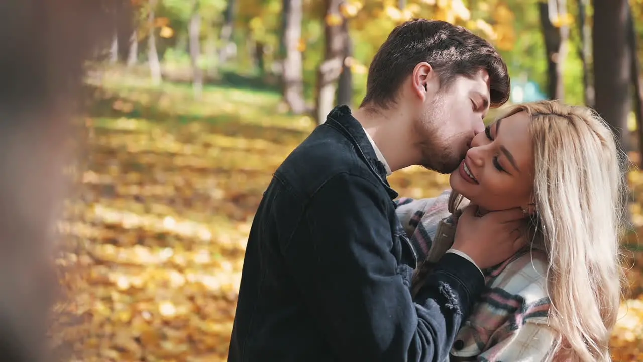 Hombre Romántico Levantando A Una Mujer Con El Pelo Largo Y Rubio En El Bosque