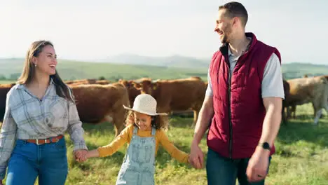 Granja Familia Y Ganado Con Una Niña