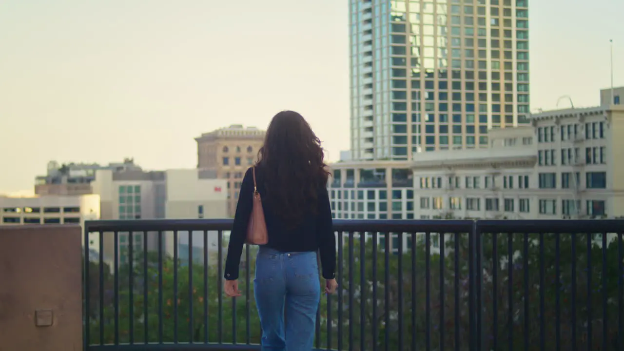 Joven Desconocida Caminando Por La Plataforma De Observación Turista Elegante Que Mira La Ciudad