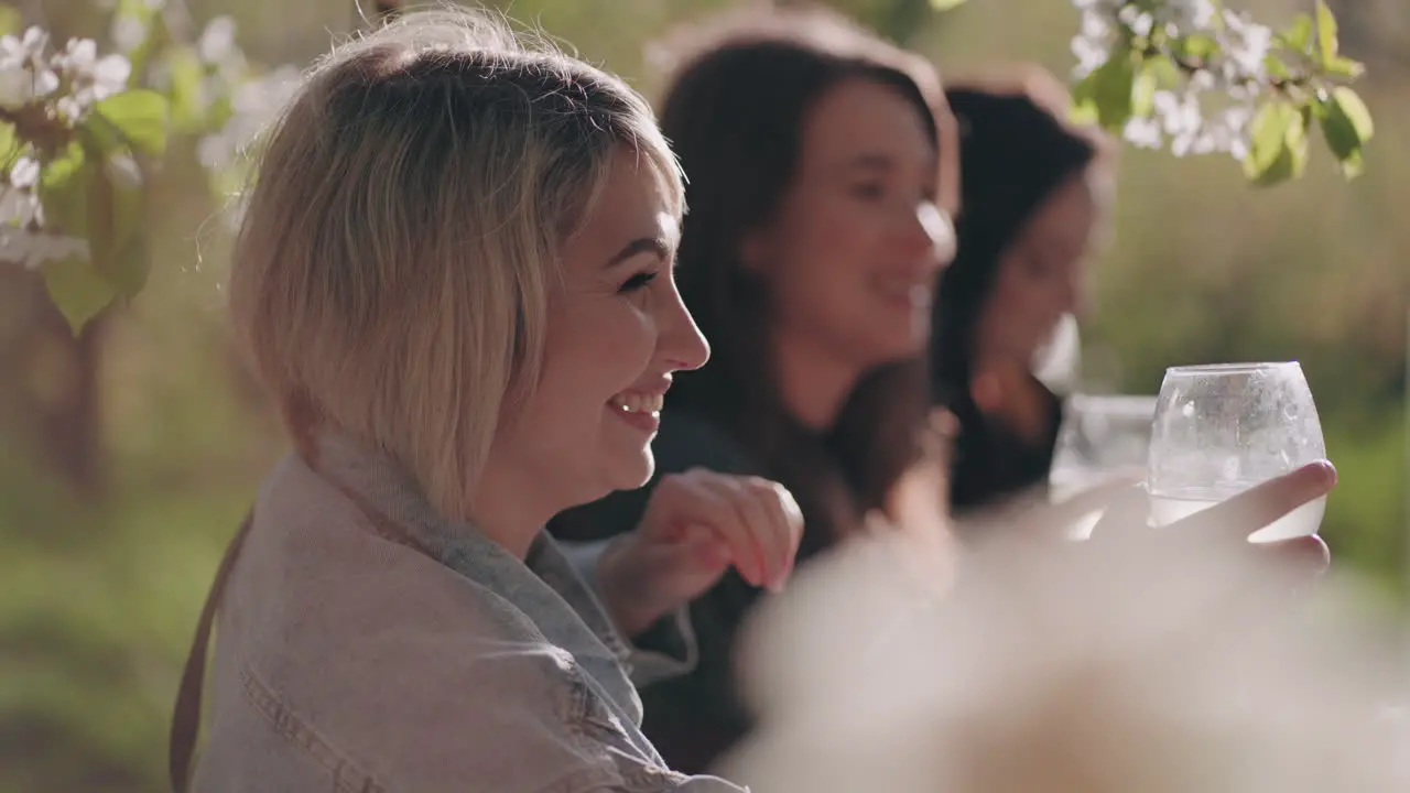 Mujeres Felices Están Almorzando En Una Hermosa Fiesta En El Jardín En Verano O Primavera Amigas