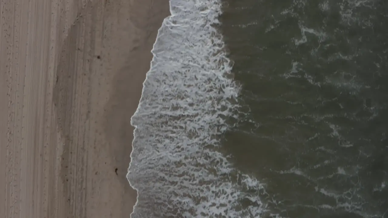 Antena Vista De Pájaro Sobre Las Olas Agua En La Playa En Venecia Los ángeles California