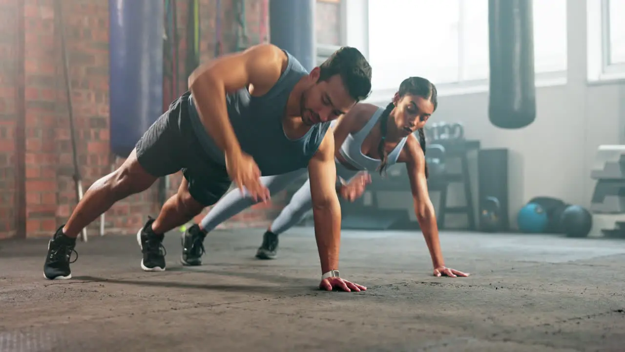 Salud Fitness Y Ejercicio Con Pareja En El Gimnasio