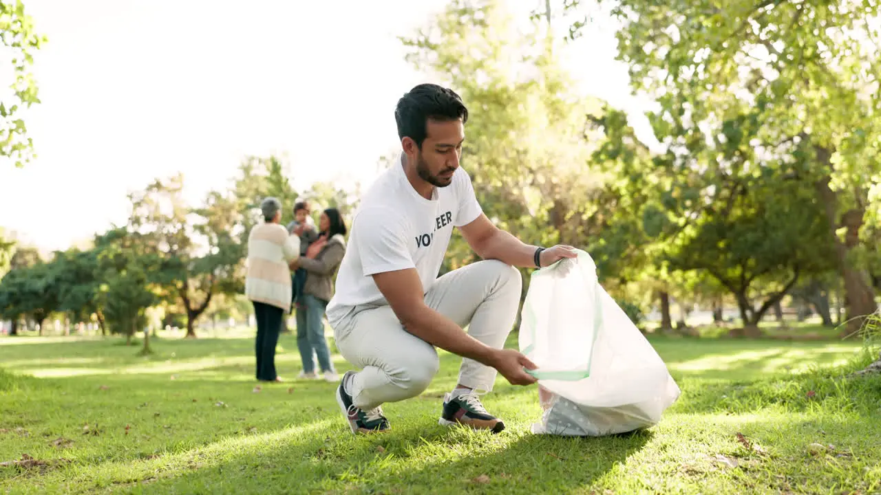 Limpieza Voluntario Y Hombre En El Parque Con Basura