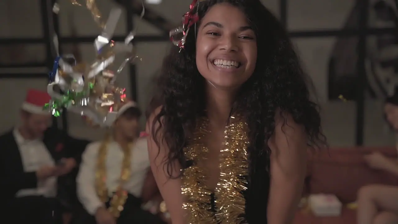 Linda Chica Negra Haciendo Muecas Bailando Tirando Confeti En La Fiesta De Fin De Año