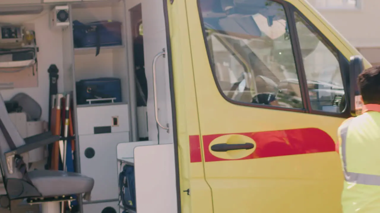 Ambulancia Llegando A Una Casa Y Equipo Médico Saliendo Y Corriendo A La Casa