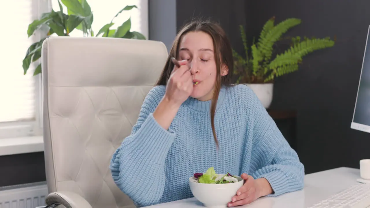 Mujer Sonriente Sentada En El Escritorio Y Comiendo Ensalada Saludable