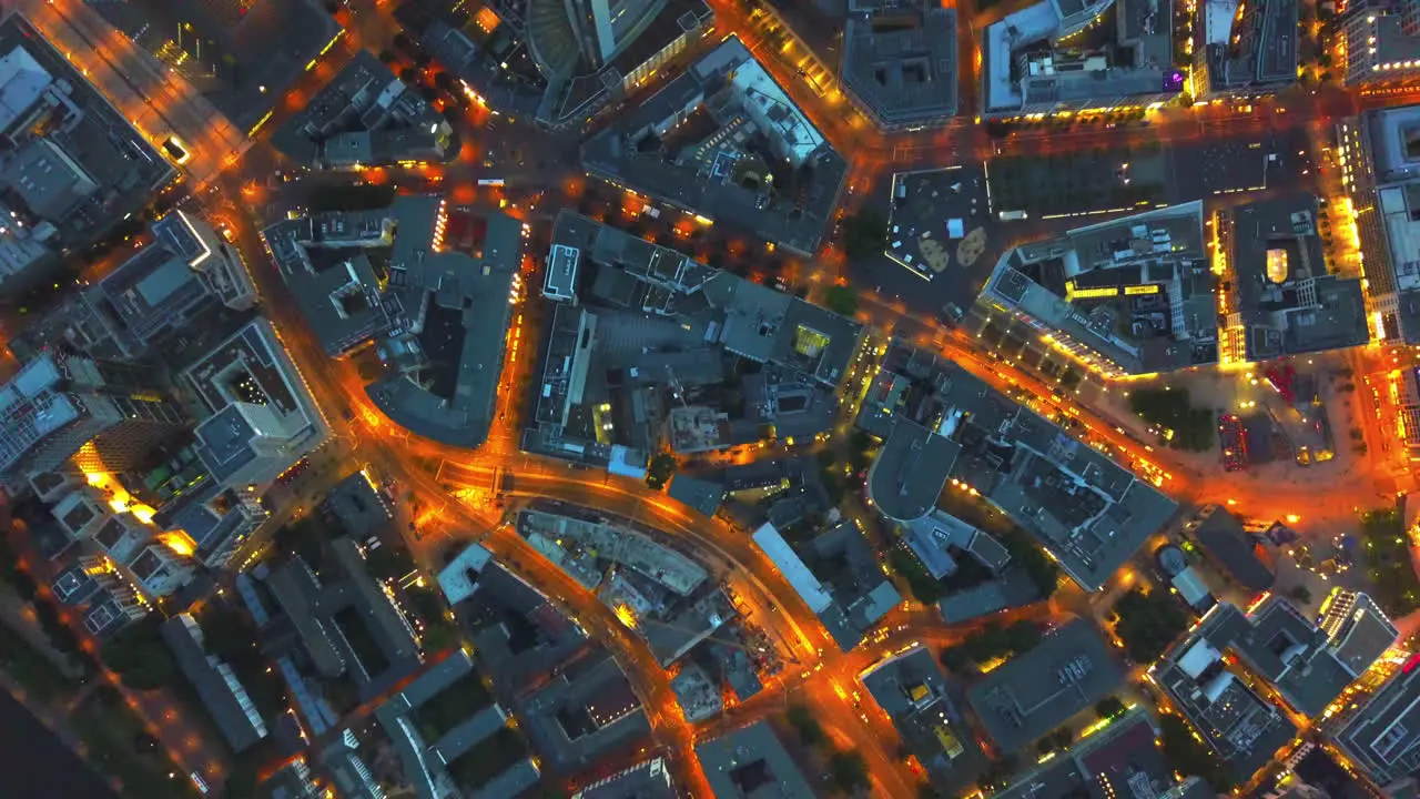 Antena Vista De Pájaro De Frankfurt Am Main Horizonte De Alemania Por La Noche Luces De La Ciudad Tráfico Movimiento