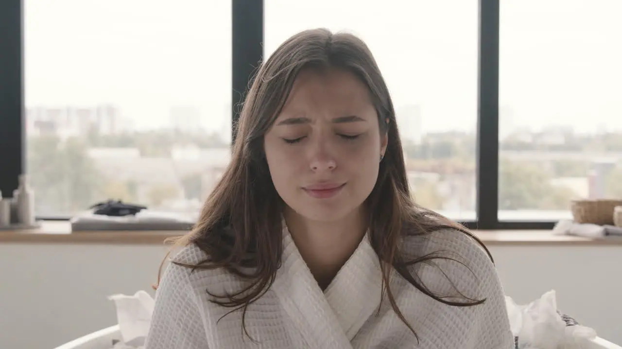 Mujer Triste Con Albornoz Llorando En El Baño De Casa