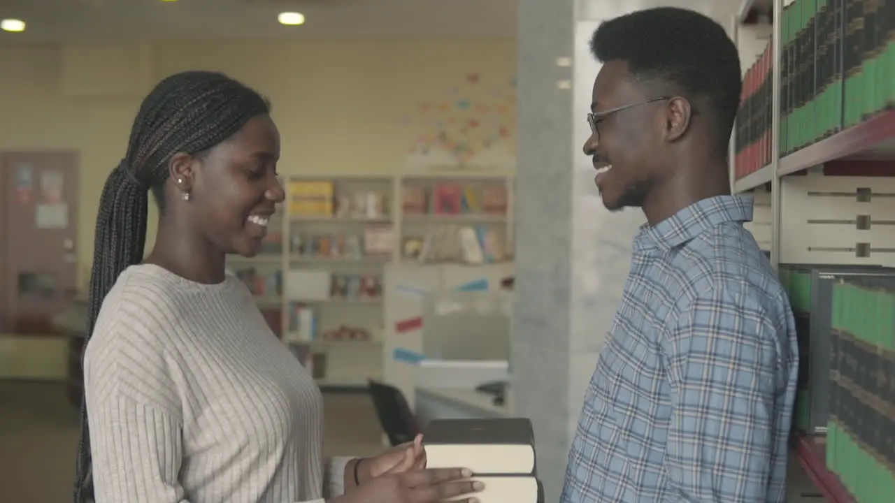 Mujer Negra Le Da Algunos Libros A Un Niño Negro En La Biblioteca