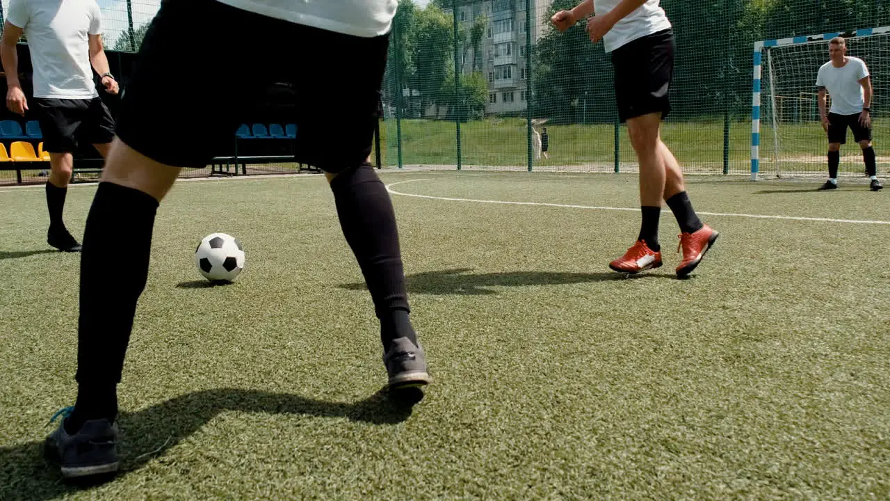 Männliche Fußballspieler Die An Einem Sonnigen Morgen Auf Einem Straßenfußballplatz Spielen 1