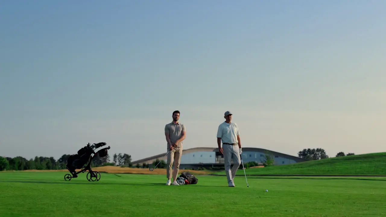 Zwei Golfspieler Unterhalten Sich über Die Spielvorbereitung Auf Einem Grünen Rasenplatz Im Freien