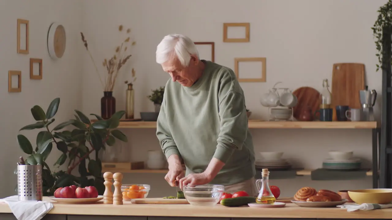 Älterer Mann Der Zu Hause Essen Zubereitet