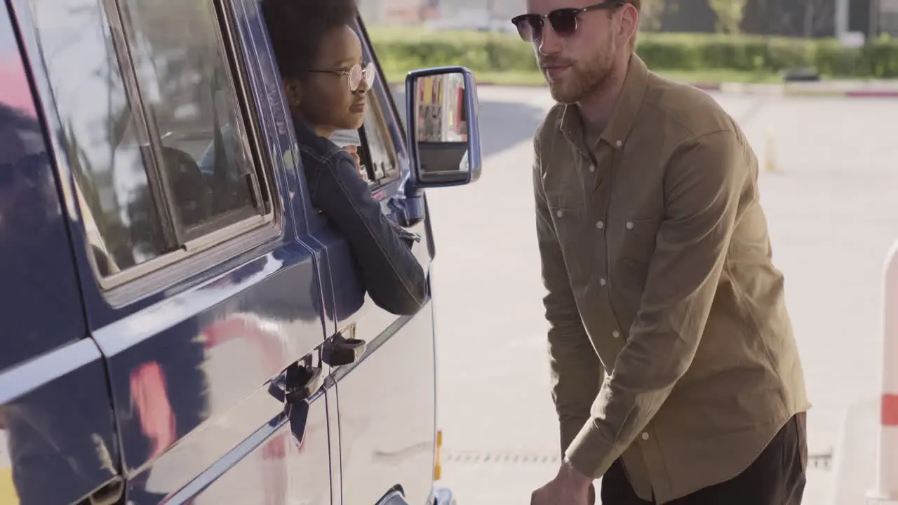 Ein Junger Mann Betankt Seinen Wohnwagen Für Einen Roadtrip