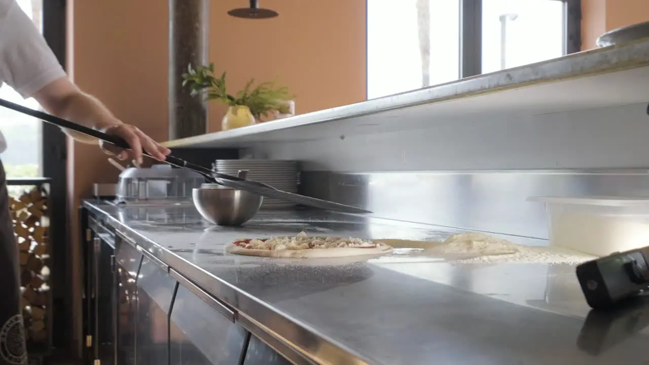 Koch Hält Pizza Auf Einem Tablett In Der Restaurantküche