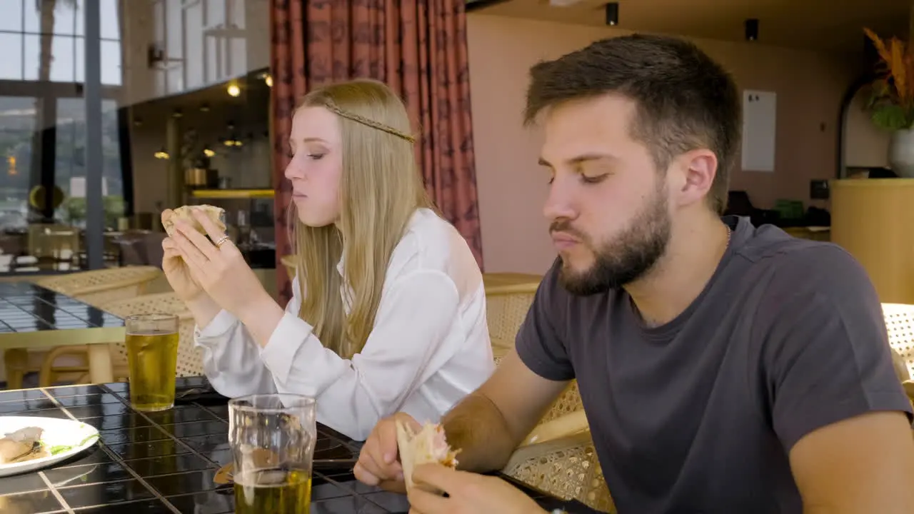 Nahaufnahme Einer Frau Und Eines Mannes Die Mit Ihren Freunden Am Tisch Im Restaurant Reden Und Pizza Essen