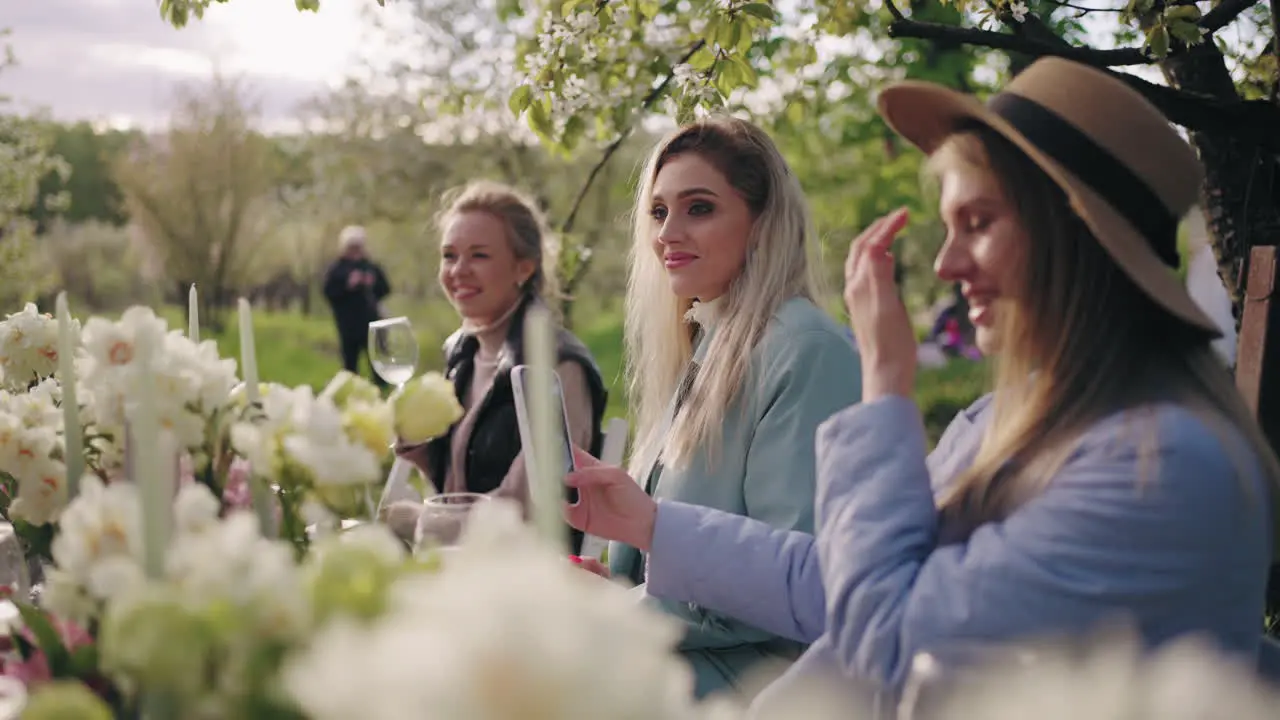 Junge Frauen Speisen An Einem Frühlingstag Im Garten Und Feiern Am Wochenende Ein Freundliches Mittagessen Im Blühenden Obstgarten