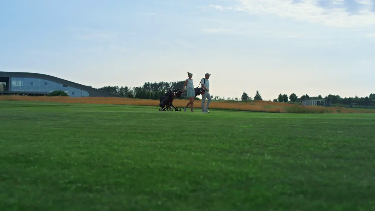 Golfpaar-Spaziergang Im Freien Sportler Untersuchen Das Fairway Des Country Clubs