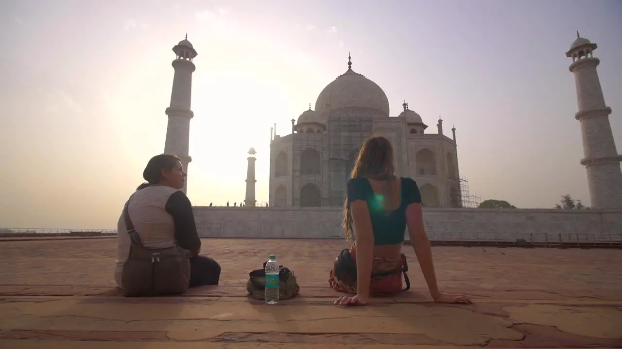 Panning Around Girls Looking at Taj Mahal