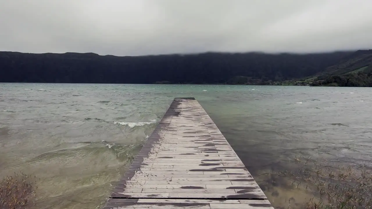 Embarcadero junto al agua en clima tempestuoso