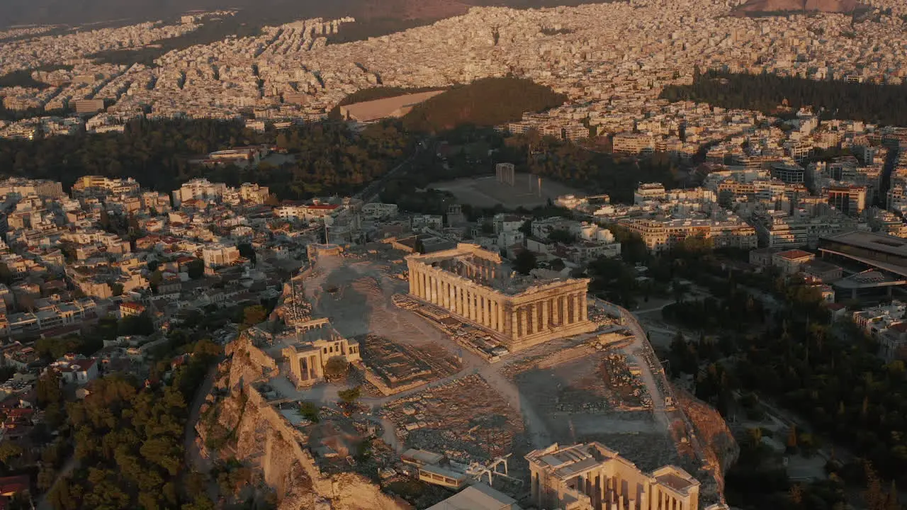 Perspectiva Aérea De La Acrópolis De Atenas En La Luz Del Atardecer De La Hora Dorada