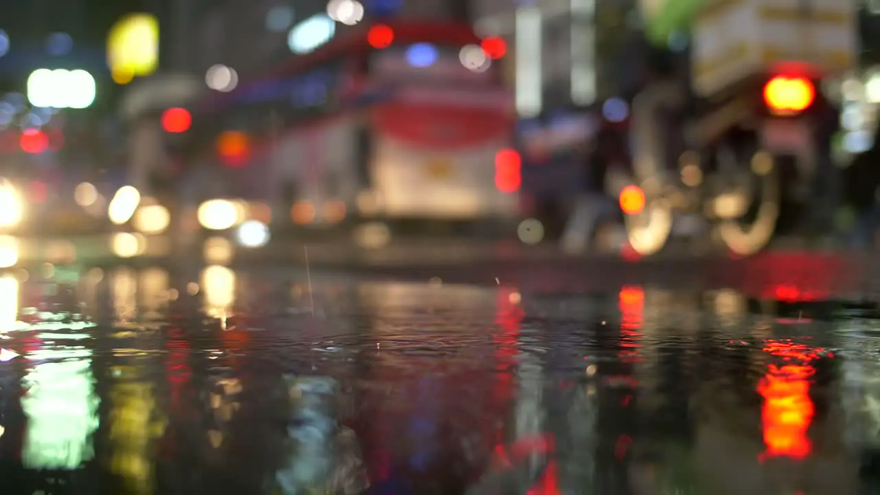 Luces de freno reflejadas en lluvia