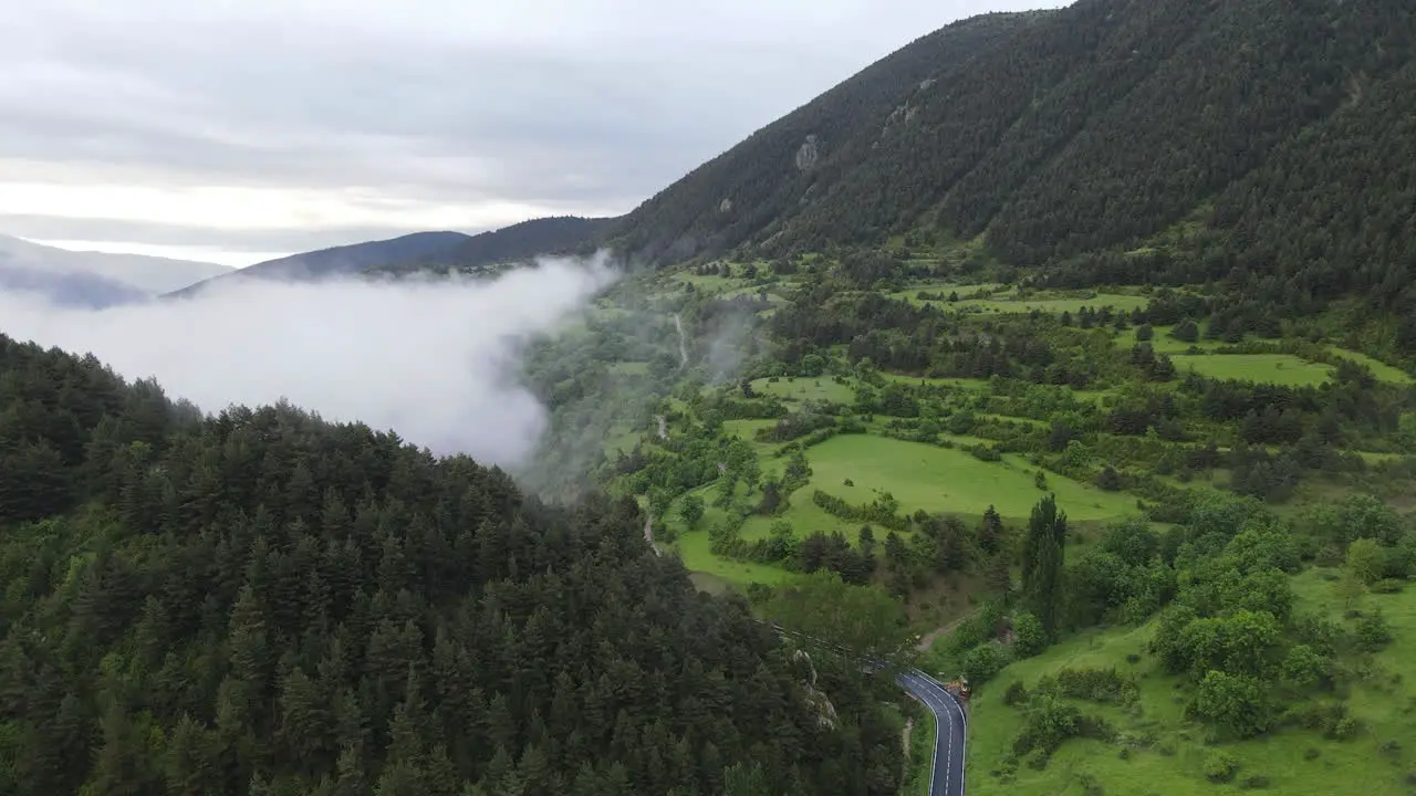 Vista Aérea De Un Gran Valle Hermoso En Los Pirineos Rodeado Por Una Montaña Majestuosa Y Boscosa Con Todo Tipo De Pinos