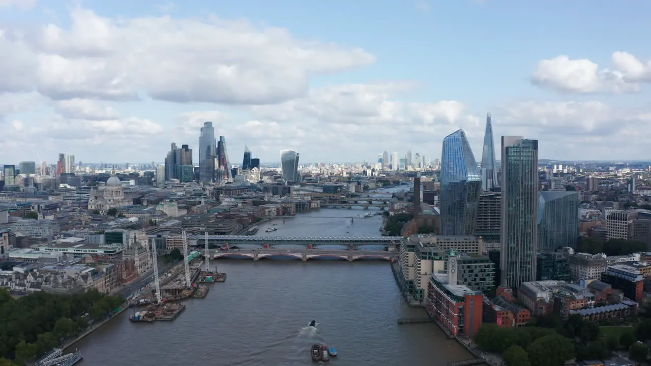 Vista Aérea De La Gran Ciudad Moderna Con Altos Rascacielos Vuela Sobre El Río Támesis El Sitio De Construcción De La Playa Del Puente Blackfriars En El Banco Londres Reino Unido